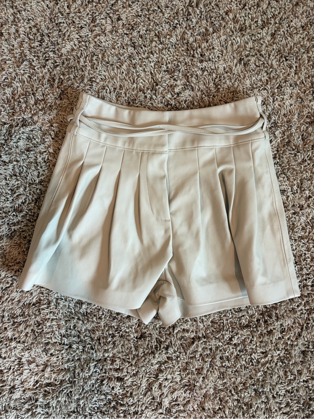 BLANK NYC Faux Leather Pleated Shorts Cream Ivory Size 24 NWT